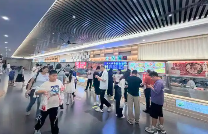 我校云浮校区食堂变身便民饭堂暖心护航粤超赛事