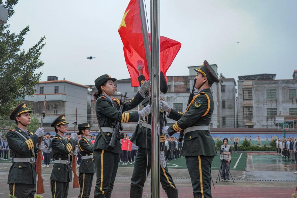 云浮校区国旗护卫队受邀赴都骑中学开展爱国主义教育活动
